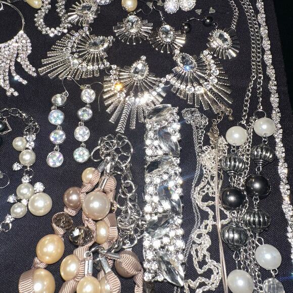 Bundle jewelry lot 55+ pieces modern silver tone faux pearls rhinestones - Picture 3 of 16